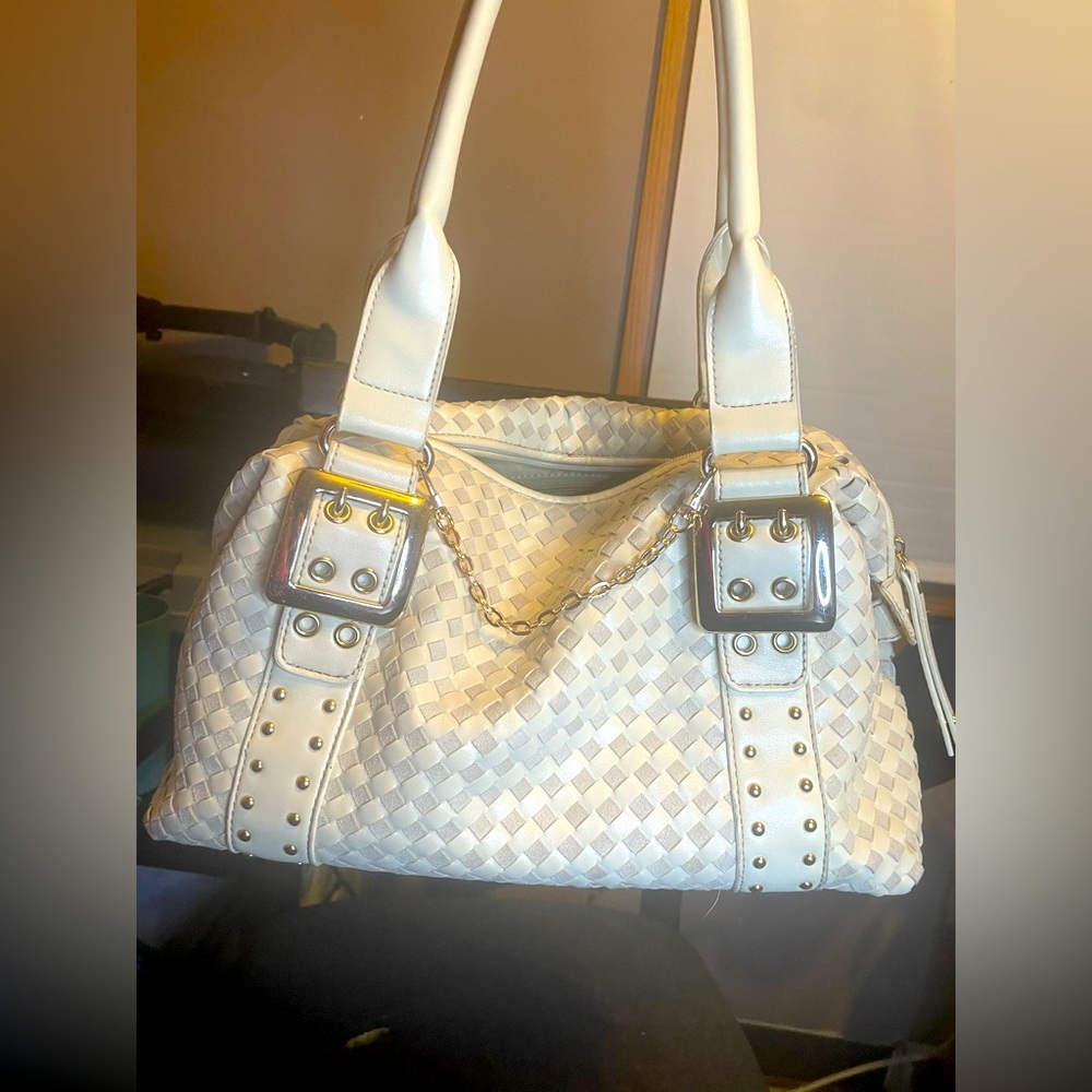 Woven White Handbag – Elegant & Classy
